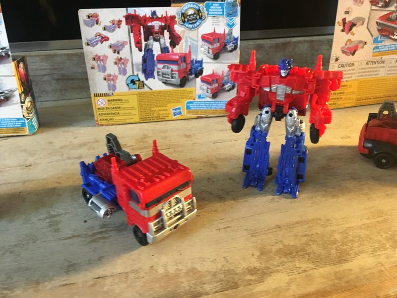 NYCC 2018   Photos From Hasbro Display Show Off New Cyberverse Bumblebee Movie Toys Siege Decepticon Art More  (4 of 19)